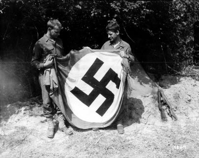 2nd armored  division avec drapeau capturé
