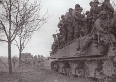2nd armored transporte la  83rd infantry en fevrier 1945 