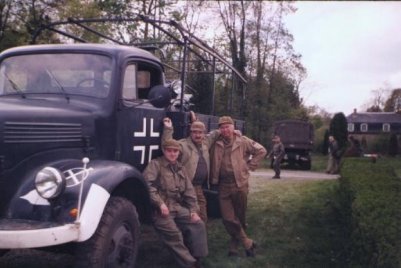 quelques membres posant fièrement a côté du camion Allemand à Condé