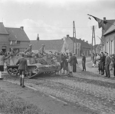 La brigade Piron est accueillie par des civils belges dans le village de Rongy, le 3 Septembre 1944.