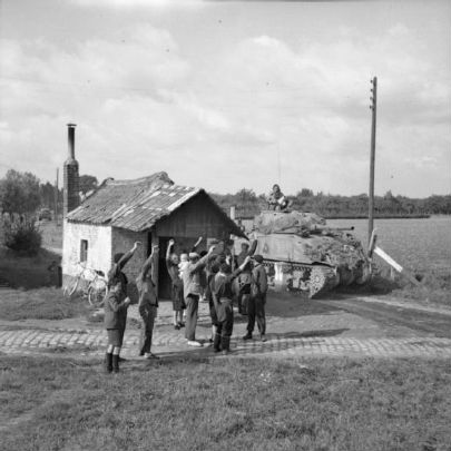 la 5eme brigade blindee est accueilli par des civils belges dans le village de Rongy, le 3 Septembre 1944.